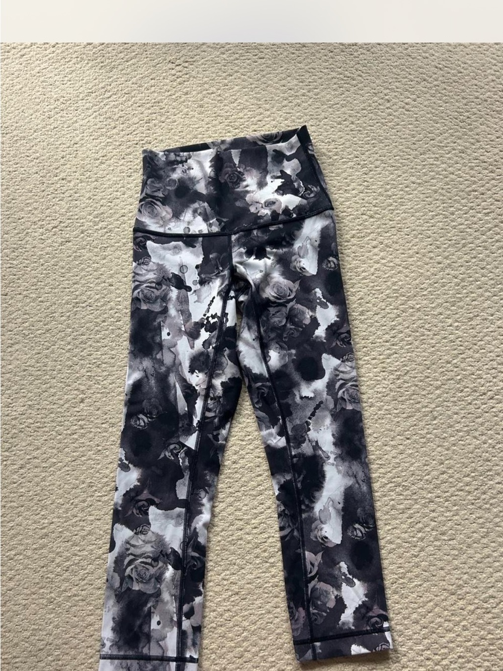 Lululemon-Black & Gray Floral Print Leggings size 4